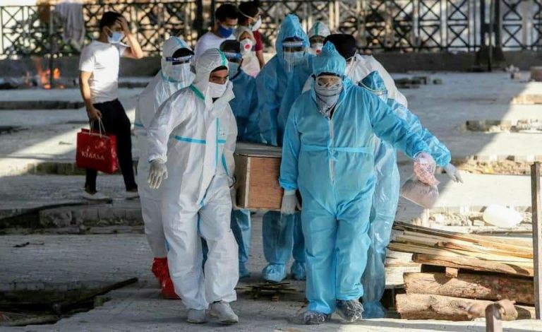 El COVID19 ARRASA A INDIA; CREMACIONES EN MASA