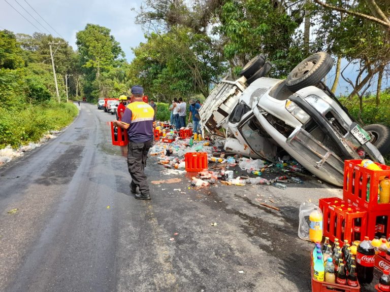 CUERPOS DE AUXILIO ATIENDEN VOLCADURA