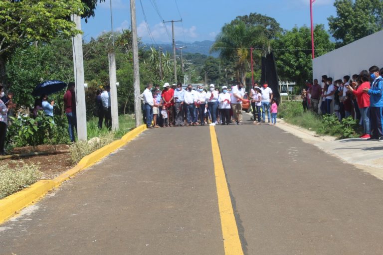 ENTREGAN CAMINO PAVIMENTADO EN LA MANZANA EL ÁGUILA DE MESA DEL RANCHO