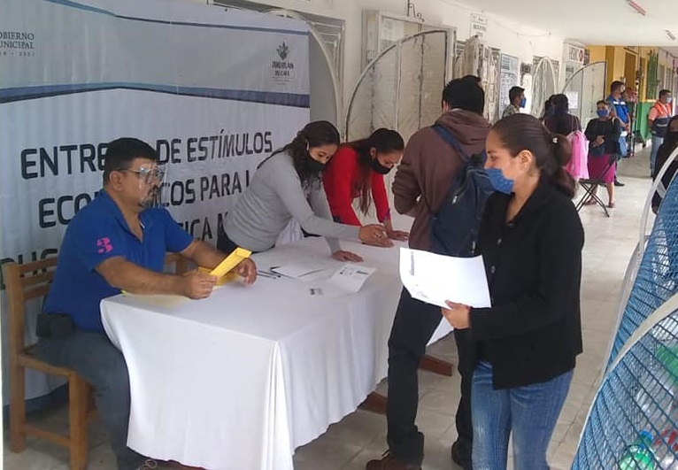 RECIBEN DOCUMENTACIÓN DE ALUMNOS PARA APOYOS ECONÓMICOS