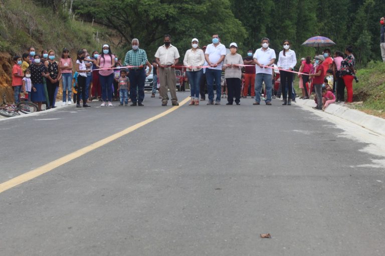 CAMINO HACIA LA RUIZ CORTINES TOTALMENTE PAVIMENTADO