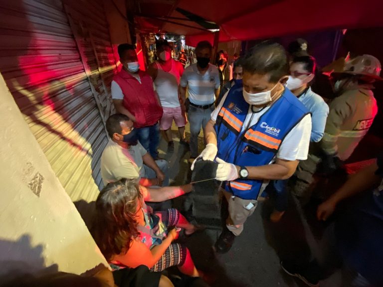 ATIENDEN PRIMEROS RESPONDIENTES DE CÓRDOBA INCENDIO DE LOCALES EN MERCADO REVOLUCIÓN