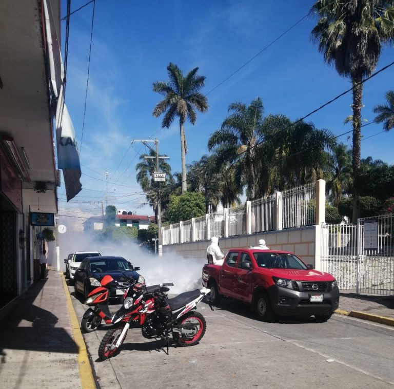 INTENSIFICAN SANITIZACIÓN CONTRA COVID-19 EN CENTRO DE HUATUSCO