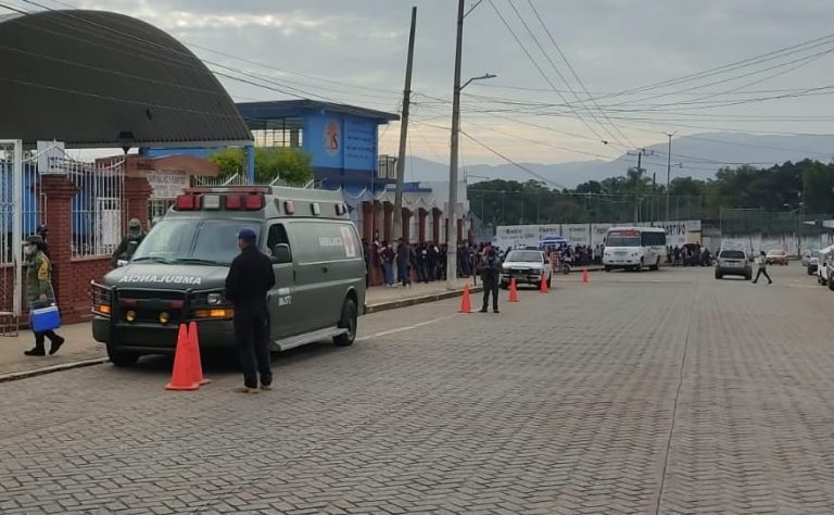 REINICIAN ÚLTIMO DÍA DE VACUNACIÓN EN SEDE DE IXHUATLÀN DEL CAFÉ
