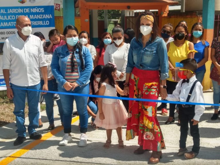 PAVIMENTAN ACCESO A JARDÍN DE NIÑOS EN POTRERILLO