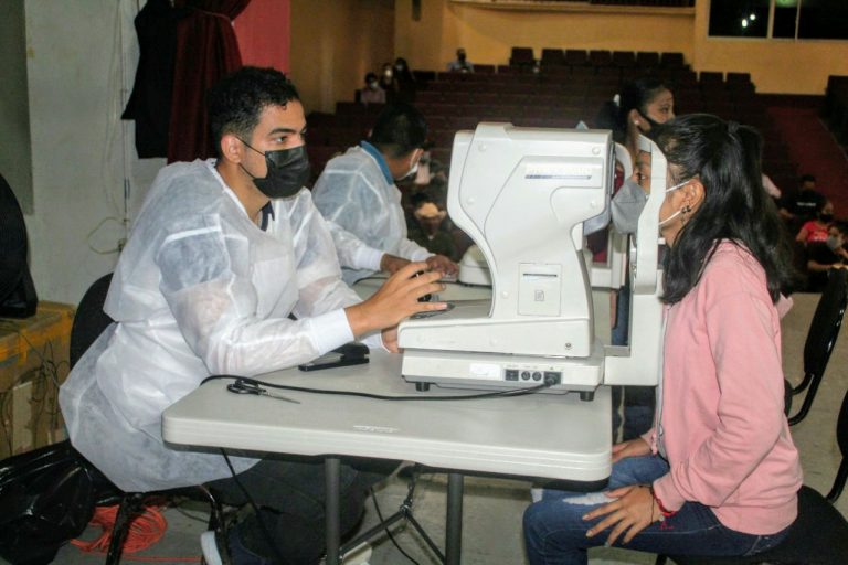 BENEFICIAN A 402 PERSONAS DE HUATUSCO CON CAMPAÑA DE SALUD VISUAL