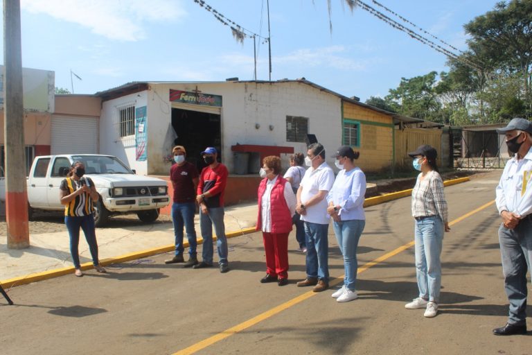 EN CHAVAXTLA, LA CALLE DE LOS FLORES, ES PAVIMENTADA