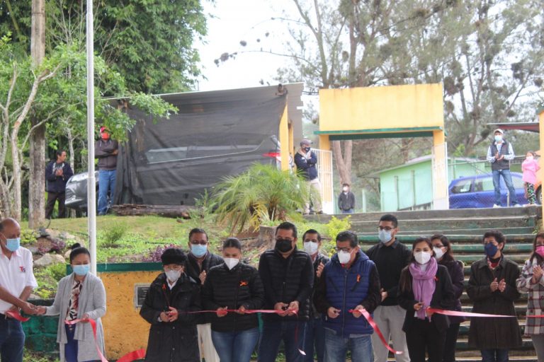 ENTREGAN TECHADO EN LA ESCUELA TELESECUNDARIA CONSTITUCIÓN 1917 EN TLAMATOCA