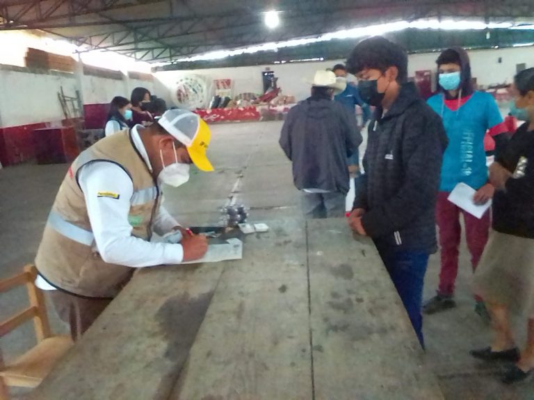 ENTREGAN APOYOS A AGRICULTORES