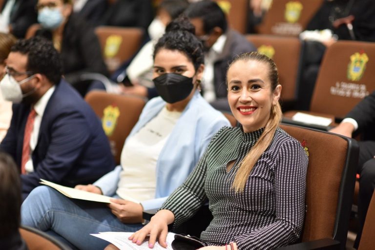 NORA LAGUNES SIGUE LUCHANDO POR COMUNIDAD ESTUDIANTIL EN LAS ALTAS MONTAÑAS