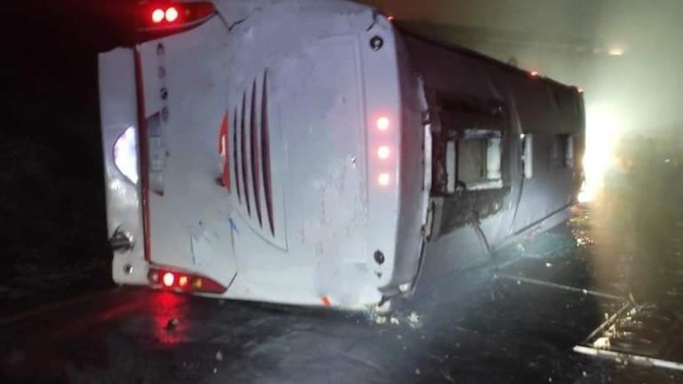 AUTOBÚS PROCEDENTE DE SAN ANDRÉS TUXTLA SUFRE VOLCADURA EN CUMBRES DE MALTRATA