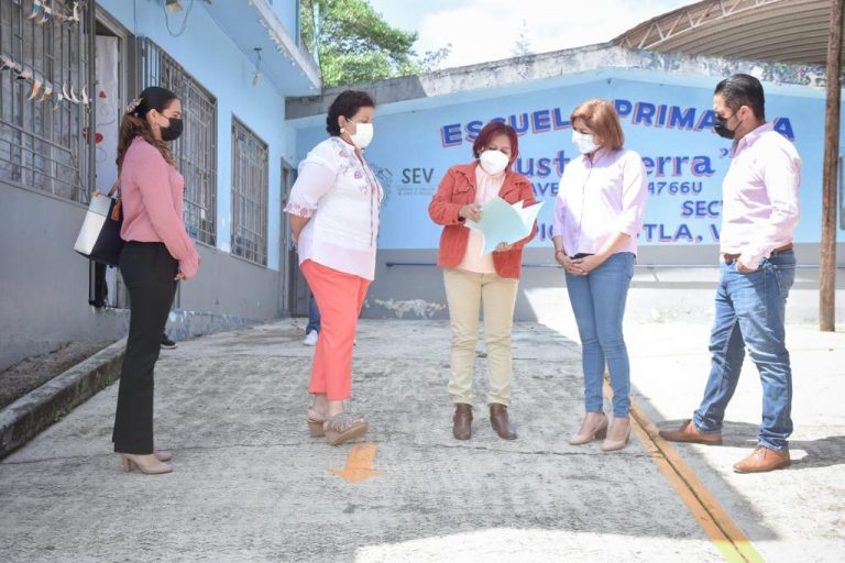 AUTORIDADES LEGISLATIVAS Y MUNICIPALES RECORREN ESCUELAS DE TOTUTLA