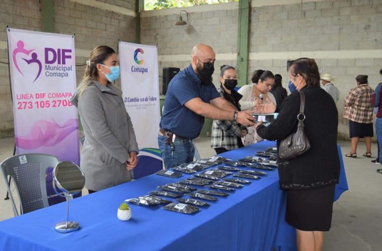 GABRIEL LAGUNES ENTREGA LENTES CON EL PROGRAMA «VER MEJOR»