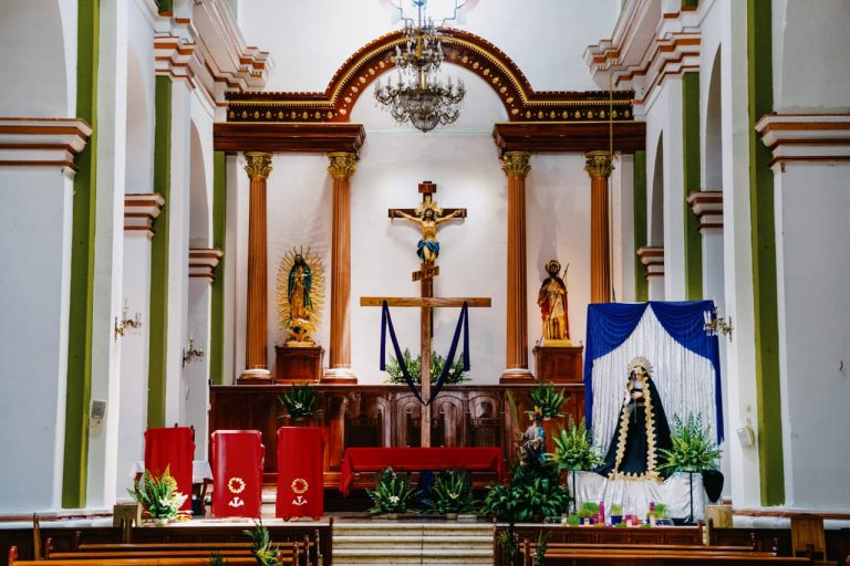 VISTEN ALTARES A LA VIRGEN DOLOROSA