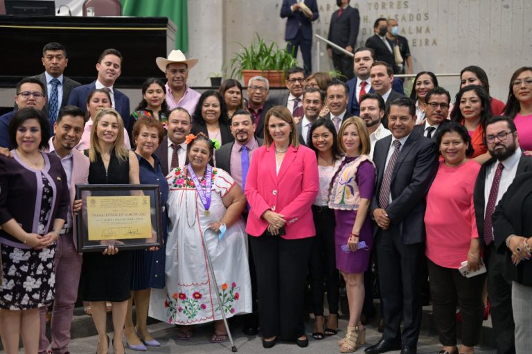 DIPUTADOS DE OPOSICIÓN DESAIRAN A GALARDONADA DEL PREMIO ESTATAL DE LA MUJER