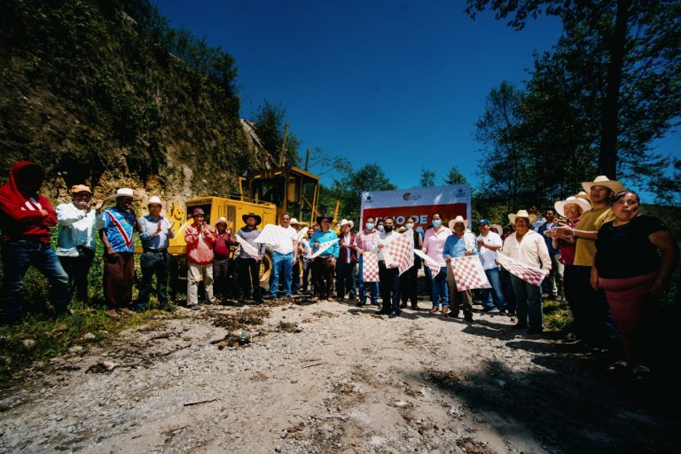DAN BANDERAZO DE OBRA EN CAMINO HUILOTLA-XOCOTLA