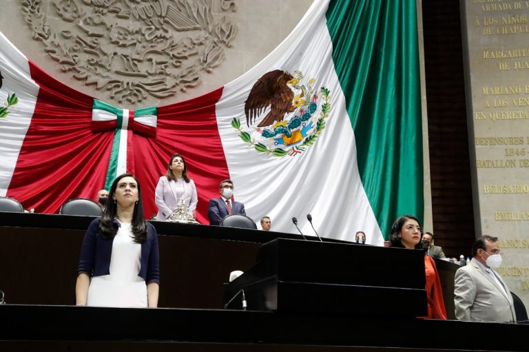 GUARDAN MINUTO DE SILENCIO POR NIÑAS, ADOLESCENTES Y MUJERES DESAPARECIDAS