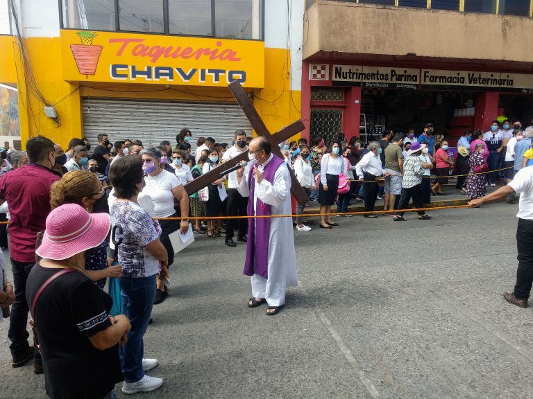 CIENTOS DE FELIGRESES PARTICIPARON EN EL VIACRUCIS DE SAN ANTONIO DE PADUA
