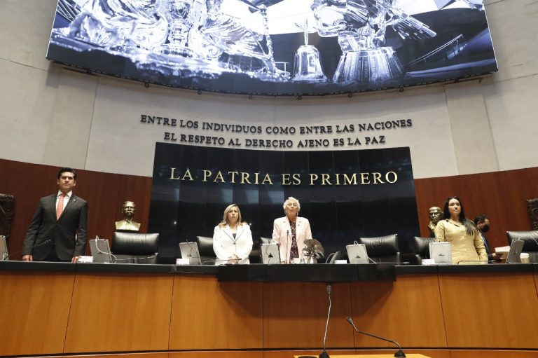 GUARDAN MINUTO DE SILENCIO POR MUJERES Y PERIODISTAS ASESINADOS EN EL PAÍS