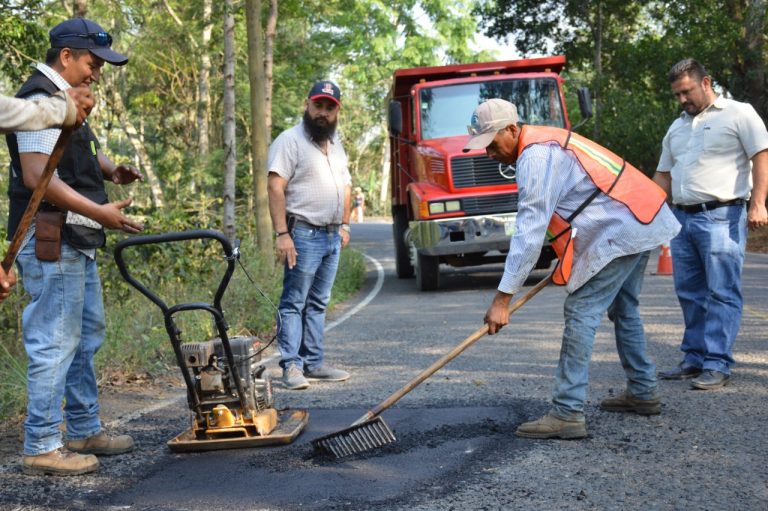 GOBIERNO MUNICIPAL SIGUE REHABILITANDO CAMINOS Y CARRETERAS