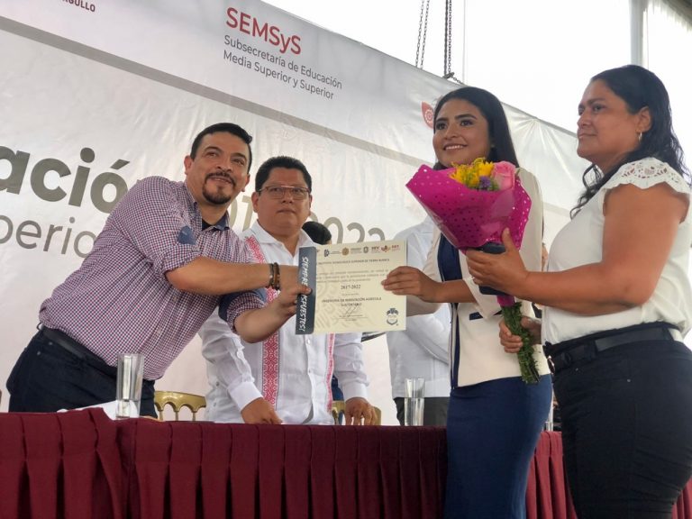 TRABAJAMOS PARA QUE EN VERACRUZ UN MAYOR NÚMERO DE JÓVENES SEAN PROFESIONISTAS: GÓMEZ CAZARÍN