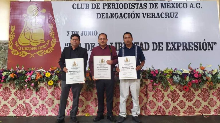 ENTREGAN RECONOCIMIENTO A PERIODISTAS DE HUATUSCO