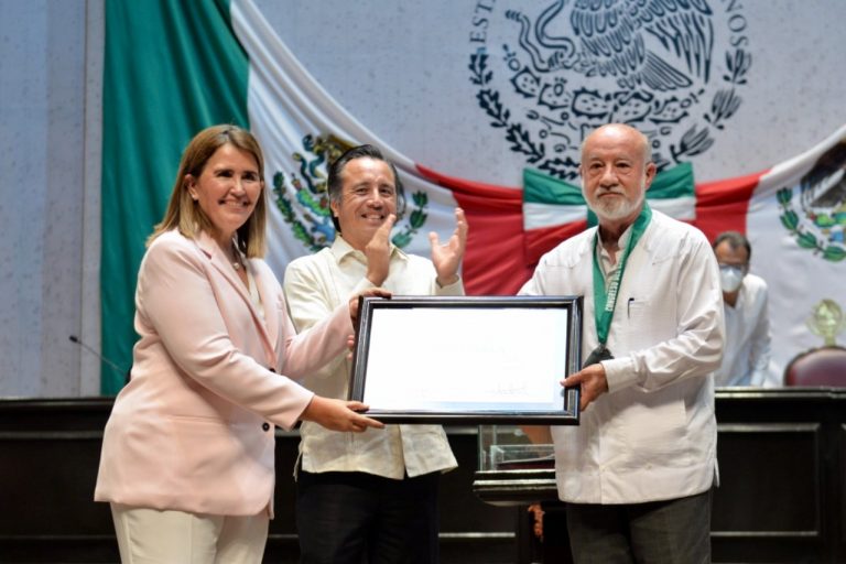 RECONOCE CONGRESO AL BIÓLOGO MANUEL GUEVARA CON EL PREMIO AL MÉRITO AMBIENTAL