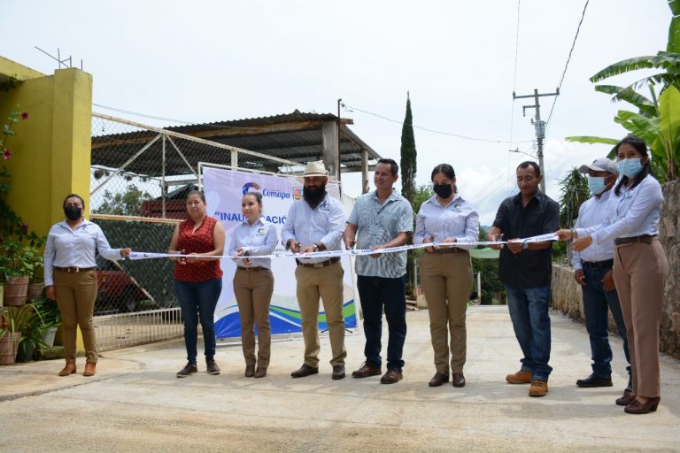 GABRIEL LAGUNES INAUGURA CALLE NUEVA CON CONCRETO HIDRÁULICO