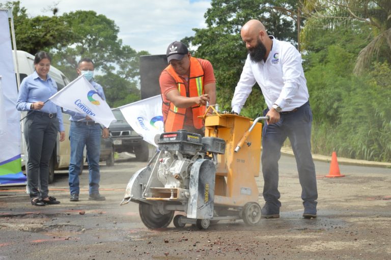 GABRIEL LAGUNES SIGUE REHABILITANDO CALLES Y CAMINOS EN COMAPA