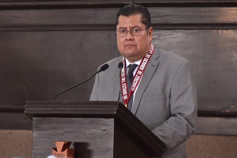 ENTREGA CONGRESO AL DR. HÉCTOR VÁZQUEZ LA MEDALLA «HEBERTO CASTILLO MARTÍNEZ»