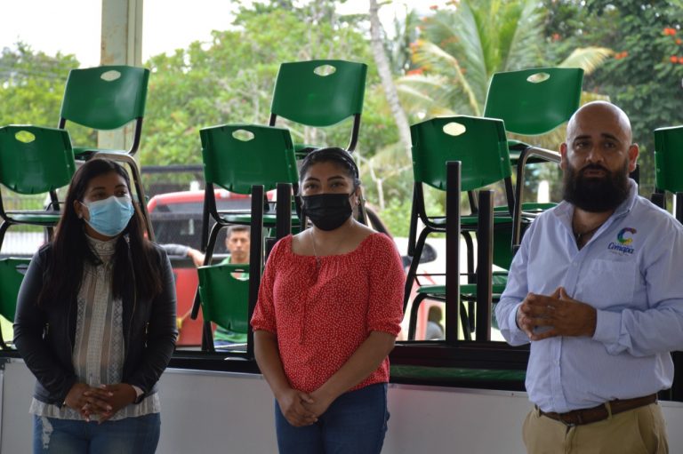 GABRIEL LAGUNES LLEVA MOBILIARIO A ESCUELAS COMAPEÑAS EN APOYO A LA EDUCACIÓN