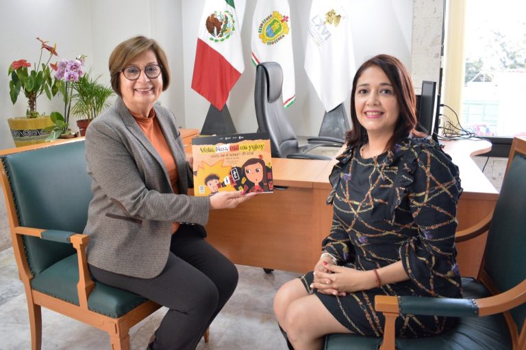 RECIBE PRESIDENTA DEL CONGRESO LIBRO PARA NIÑOS SOBRE DATOS PERSONALES