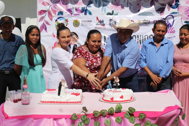 8 PAREJAS CONTRAEN MATRIMONIO EN LAS BODAS COLECTIVAS EN ZENTLA