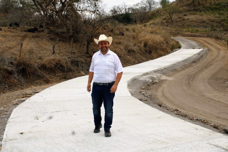 ALCALDE DE ZENTLA SUPERVISA IMPORTANTE OBRA EN LA COMUNIDAD DE SAN JORGE