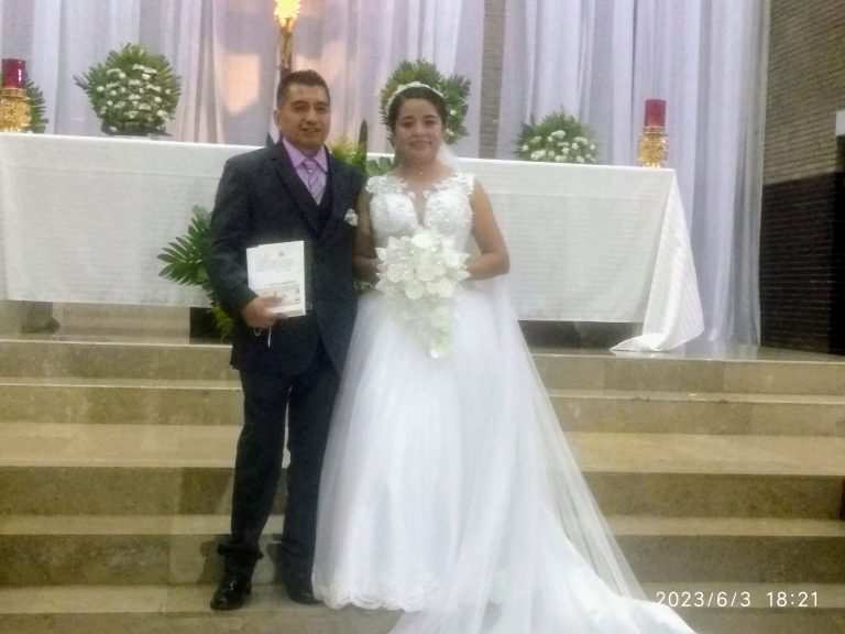 JOSEFINA Y VÍCTOR UNEN SUS DESTINOS ANTE DIOS