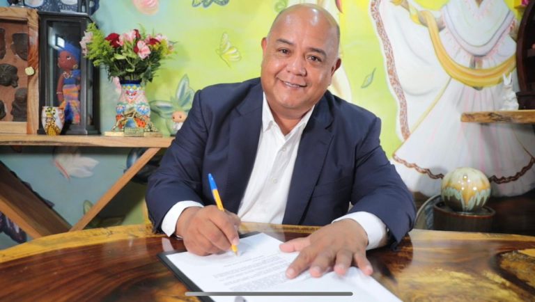 SE REGISTRA ERIC CISNEROS BURGOS EN BUSCA DE COORDINACIÓN DE DEFENSA DE LA 4T EN VERACRUZ