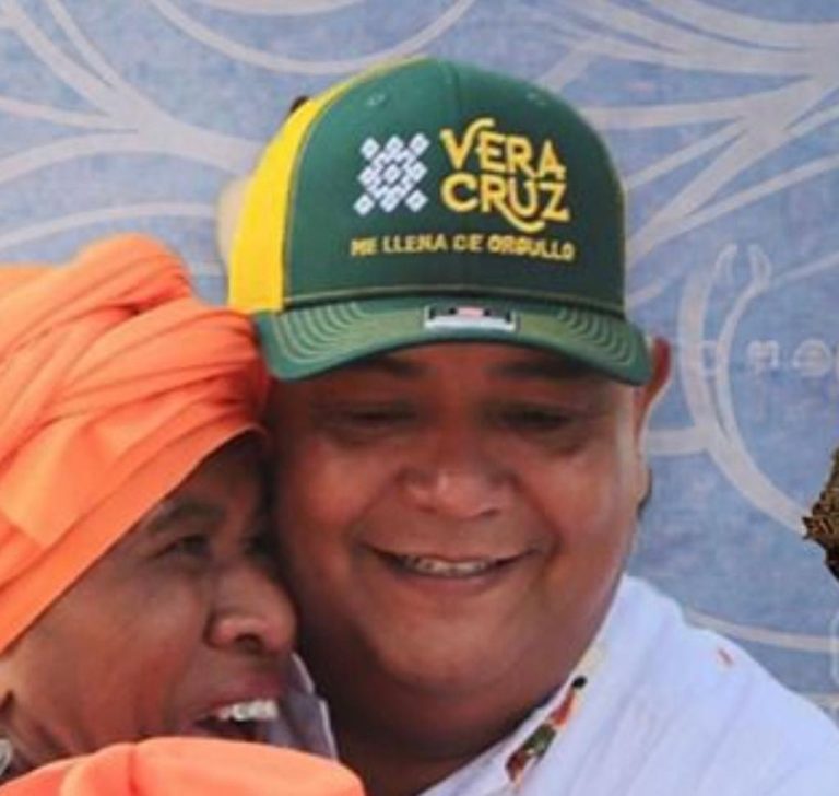 VA ERIC CISNEROS A ENCUESTA DE MORENA