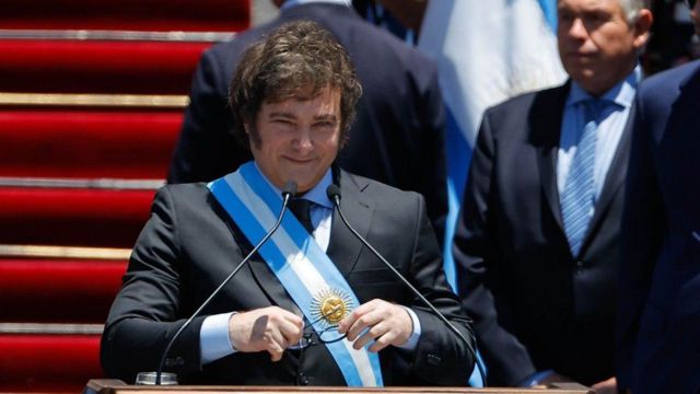 JAVIER MILEI ASUME LA PRESIDENCIA DE ARGENTINA Y ANUNCIA UN DURO AJUSTE FISCAL