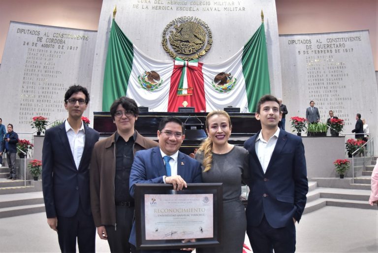 ENTREGAN RECONOCIMIENTO A INSTITUCIÓN GANADORA DEL PROYECTO DE MEMORIAL