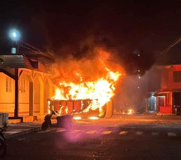 ARDE LERDO, QUEMAN PALACIO MUNICIPAL