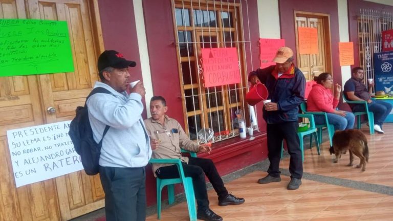 EMPLEADOS TOMAN EL PALACIO MUNICIPAL DE COETZALA, LE PIDEN CUENTAS CLARAS AL ALCALDE