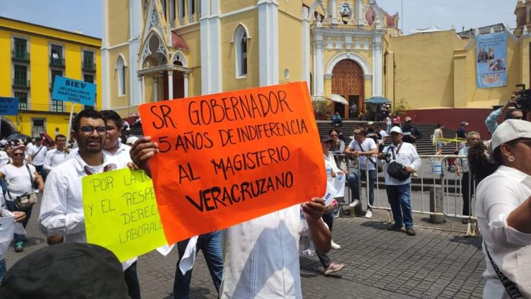 RECLAMOS POR INCREMENTOS SALARIALES, CONTRA MORENA Y JUSTICIA SOCIAL EN DESFILE