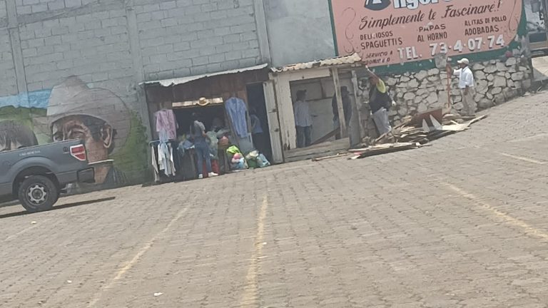 AYUNTAMIENTO DE HUATUSCO DESALOJA A COMERCIANTES DE LA EXPLANADA ZAPATA PARA EVENTO POLÍTICO