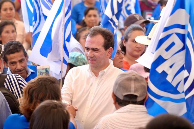 COMAPEÑOS RECIBIERON A PEPE YUNES CON EL GRITO DE ¡GOBERNADOR!