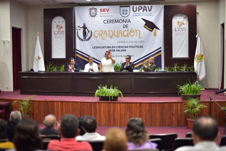 ACOMPAÑA PRESIDENTA DEL CONGRESO A ESTUDIANTES EGRESADOS DE LA UPAV