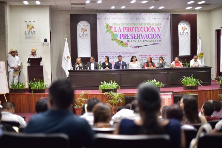 EN EL CONGRESO, FIRMAN MUNICIPIOS CONVENIOS EN FAVOR DE LENGUAS INDÍGENAS