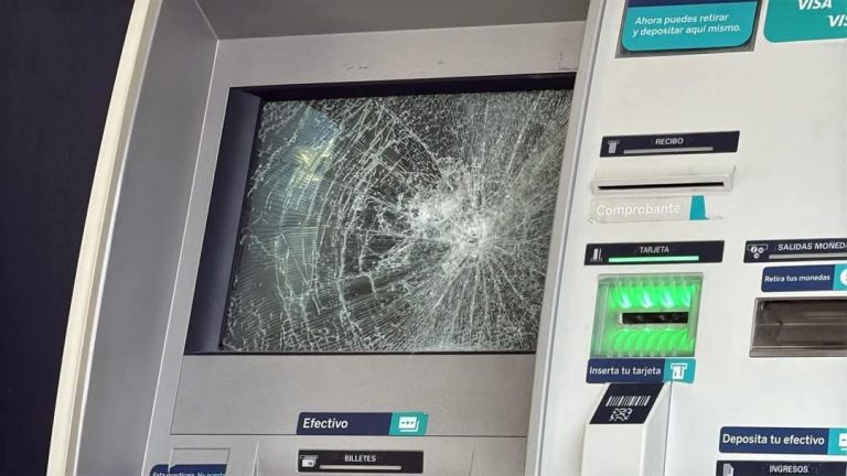 PAREJA VANDALIZA 5 CAJEROS DE BBVA EN PLENO CENTRO DE XALAPA
