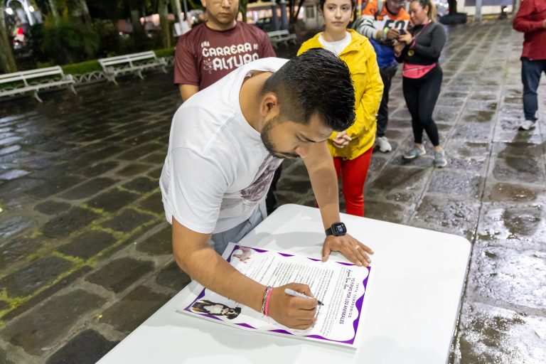 ALEJANDRO PORRAS MARÍN FIRMA EL COMPROMISO POR LOS DERECHOS DE LOS ANIMALES