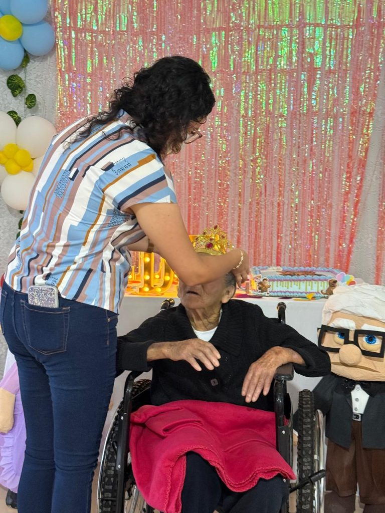 CORONAN A LOS ABUELITOS DEL ASILO