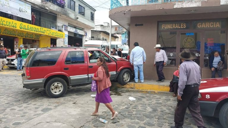 CAMIONETA SIN FRENOS ARROLLA A SIETE PERSONAS EN COSCOMATEPEC